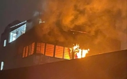 Cháy dữ dội nhà trọ 8 tầng ở Hà Nội