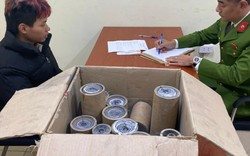 Phát hiện thanh niên SN 2008 ôm hộp carton khả nghi ngồi đầu ngõ, công an lập tức kiểm tra hé lộ nhiều khối hình trụ bí ẩn