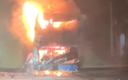 Xe khách biển số TPHCM chở 9 người bốc cháy ngùn ngụt trên đường tránh