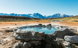 AI 'lừa' hàng nghìn du khách vượt đường xa đến suối nước nóng không tồn tại