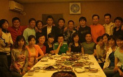 Đi họp lớp sau 15 năm, đến nơi mới biết mình là người duy nhất chưa kết hôn: Tôi bỏ về sau khi nghe bạn bè nói 3 câu