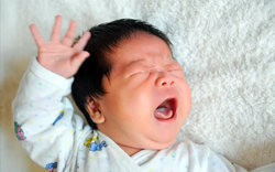 Dùng nước sôi "tráng bình sữa", bé 6 tháng tuổi mắc bệnh dạ dày