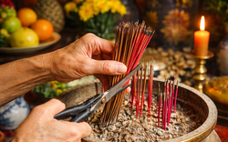 3 đại kỵ tuyệt đối tránh khi tỉa chân nhang ngày ông Táo để không "phạm" bề trên, gia đạo xào xáo