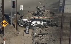 Kinh hoàng cảnh tàu hỏa đâm ô tô trên đường ray khiến 5 người thương vong tại chỗ