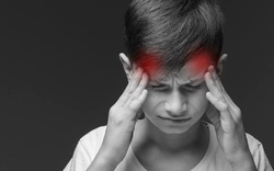 Đi chơi cầu lông về, bé trai 10 tuổi đột quỵ