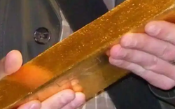 Đào được 35 kg vàng, người đàn ông mang 1 thỏi đi bán, nhân viên ngân hàng xem xong lập tức báo công an