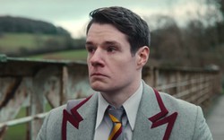 Xem phim Sex Education, tôi khóc nấc khi bắt gặp hành động con trai làm trước gương