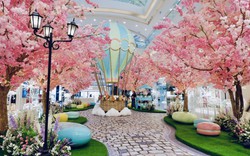 Giới trẻ rủ nhau “lên mây” đón tết tại Crescent Mall với rừng đào và khinh khí cầu siêu mộng mơ