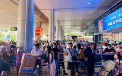 Dòng người nghỉ Tết bắt đầu đổ về sân bay Tân Sơn Nhất