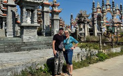 Du khách háo hức đi tham quan… nghĩa địa