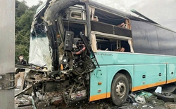 Bốn ô tô tông liên hoàn trên cao tốc Vân Phong - Nha Trang