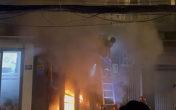 Vợ chồng và 2 bé gái mắc kẹt trong vụ cháy nhà giữa đêm ở TP.HCM