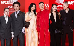 Hạnh phúc "bể màn hình" trên thảm đỏ HOT đầu năm 2026: Lộ diện cặp đôi có kiểu "lò vi sóng lạ nhất lịch sử"