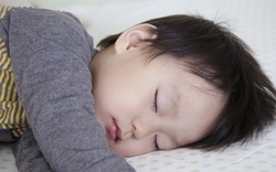 Cha mẹ phải tránh làm 3 việc này trước giờ con đi ngủ, nếu không, con càng ngày càng KÉM THÔNG MINH!