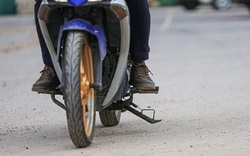 Mức phạt cao nhất khi đi xe máy mà không gạt chân chống