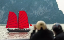 Xuất hiện thuyền ba vách độc đáo trên vịnh Hạ Long
