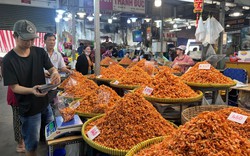 Săn cá, tôm giá 'rẻ không tưởng' ở thủ phủ đồ khô Sài thành