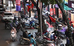 Cảnh tượng lạ trên phố Hà Nội tối mưa rét 10 độ, xe máy xếp chật kín vỉa hè