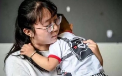 Bắt con gái lớn è cổ nuôi em trai đến suy kiệt, một bà mẹ khiến dân mạng bức xúc: Chưa thấy ai ích kỷ như chị!