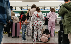 Một sân bay muốn cấm hành khách mặc đồ ngủ và dép crocs?