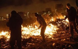 Tiền rơi trắng trời sau thảm kịch máy bay: Chính quyền Bolivia chạy đua tiêu hủy hàng triệu USD trước khi dân nghèo kịp "hôi của"