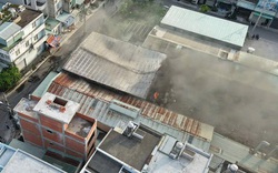 Cháy kho hàng ở TPHCM, cảnh sát PCCC chia ra nhiều hướng dập lửa