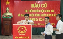 Tổ bầu cử trực tiếp mang hòm phiếu đến từng khu giam giữ để thực hiện bầu cử