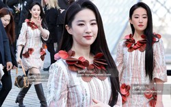 Không thể tin Lưu Diệc Phi cũng có ngày này: Ăn mặc sến súa như bà thím ở Paris Fashion Week