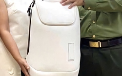 Bên trong chiếc balo trắng bị bỏ lại sân bay Đà Nẵng