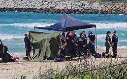 Một cặp đôi tử vong thương tâm khi đang tắm biển