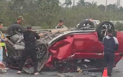 Ô tô con lật úp, biến dạng sau va chạm với xe đầu kéo trên cao tốc