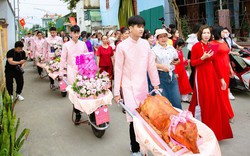 Chú rể mang 9 xe rùa chở sính lễ đi hỏi vợ