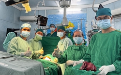5 giờ phẫu thuật lấy khối u quái nặng 1,3 kg