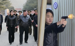 Loạt hình ảnh hiếm của con gái ông Kim Jong Un khi lần đầu bắn súng tại nhà máy vũ khí bí mật, một chi tiết khiến nhiều người chú ý