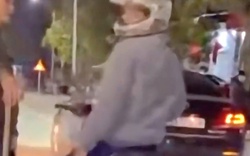Giám đốc doanh nghiệp ngang nhiên dừng xe giữa đường, dùng gậy “tác động” vào chân người đi xe máy