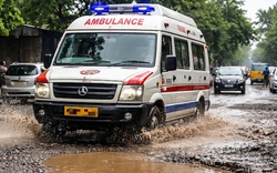 Người phụ nữ "chết não" bất ngờ sống lại khi xe cứu thương đi vào ổ gà