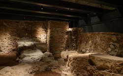 Sửa thang máy, lọt vào thế giới 2.000 năm trước dưới hầm khách sạn