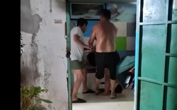 Clip: Người phụ nữ bị hàng xóm túm tóc kéo lê ra hành lang hành hung