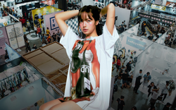 Lisa sắp bán quần áo ở hội chợ