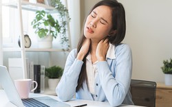 Nhiều người đang tự hủy hoại đốt sống cổ vì dùng laptop