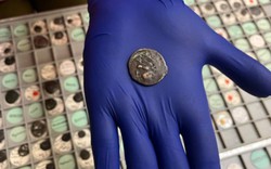 Dùng cổ vật hơn 2.000 năm trả tiền vé xe bus mà không hay