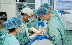 Lần đầu phẫu thuật thành công ca phì đại tuyến vú khổng lồ nặng 5kg