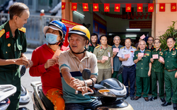 Không khí rộn ràng trong ngày hội bầu cử sáng nay: Những cử tri đặc biệt xuất hiện