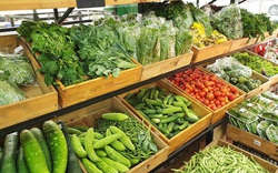 Quầy rau siêu thị nhìn bó nào cũng xanh mơn mởn: Nhân viên tiết lộ "quy tắc ngầm"