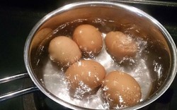 Luộc trứng đừng chỉ cho nước: Thêm 1 thìa này vào, bóc vỏ trơn tuồn tuột mà không bị nứt