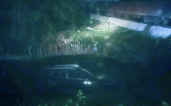 Băng qua đường sắt, xe ô tô bị tàu hỏa tông văng xuống mương nước