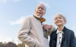 Cặp vợ chồng già đi taxi qua 4 nơi quen thuộc mà không xuống xe, người vợ không nói một lời... Câu chuyện phía sau khiến nhiều người nghẹn lòng