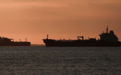 Chưa từng có: Một tàu chở 50.000 tấn khí đốt vừa vượt eo biển Hormuz bằng "lối đi riêng", hé lộ tuyến đường đặc biệt của Iran