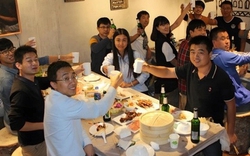 Đi họp lớp, các bạn khoe giàu còn tôi nói vẫn nợ 2 tỷ đồng: Về đến nhà, nhận được tin nhắn cả đời không thể quên