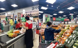 Mua rau siêu thị 23.000 mà ra chợ tận 40.000 đồng: Có phải bây giờ đi siêu thị rẻ hơn đi chợ?
